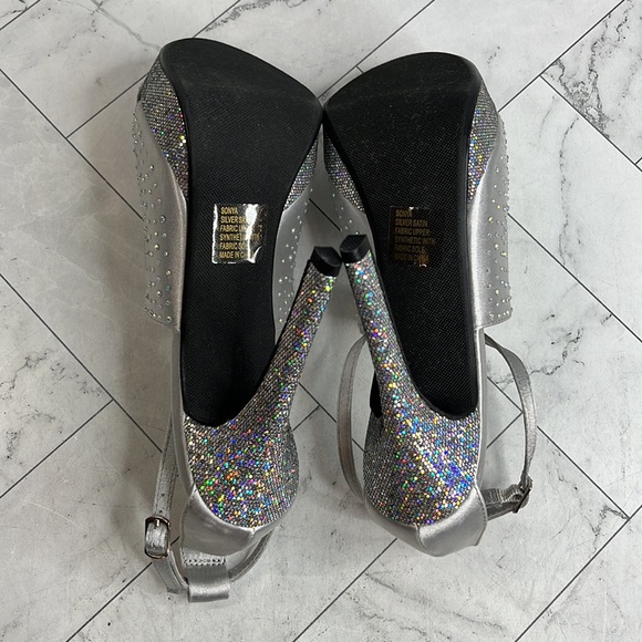 NWT Dyeables Womens Sonya Silver Satin Platform Crossover Strap Sandals 8.5B - Picture 7 of 11